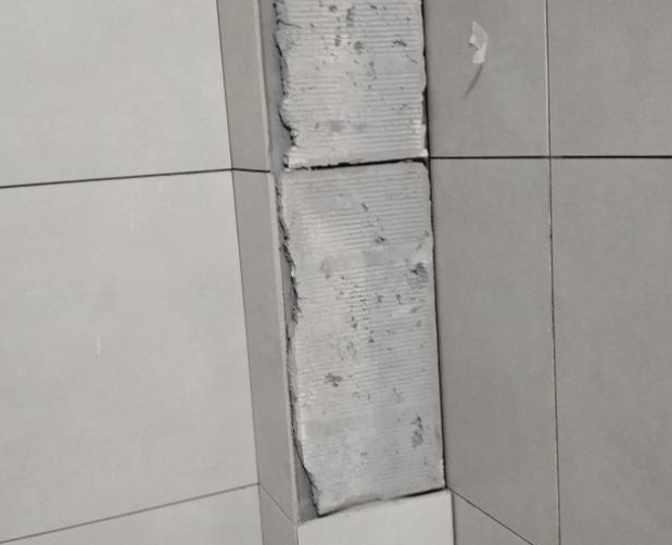 娄底瓷砖空鼓维修公司分享下瓷砖施工前基层浇水润湿程度不足，可能导致以下问题